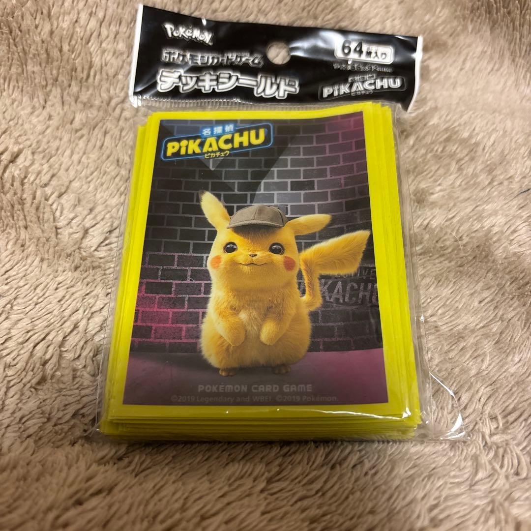 ポケモンセンター限定 デッキシールド スリーブ　 名探偵ピカチュウ デッキシールド『名探偵ピカチュウ』64枚入り【サプライ】{-}