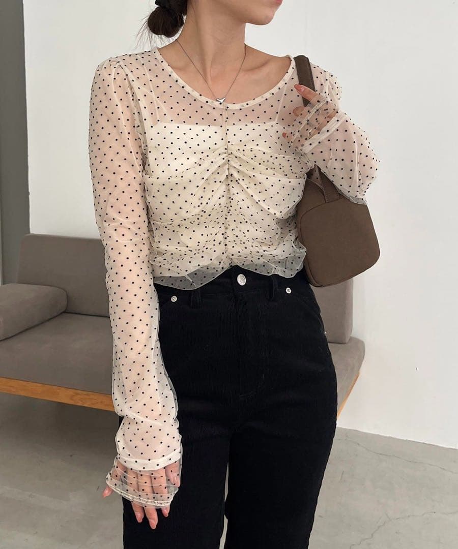 フロッキードットブラウス