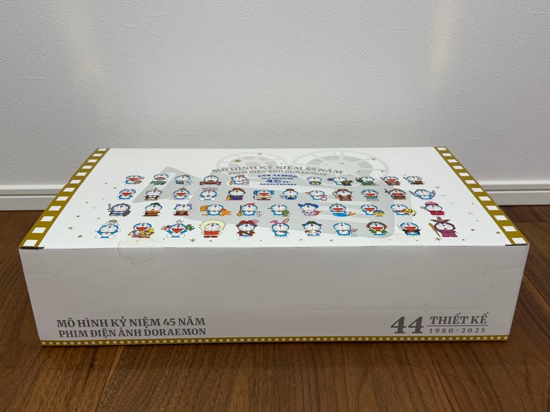 ドラえもんの45周年を記念したフィギュア(1箱に44個入る)