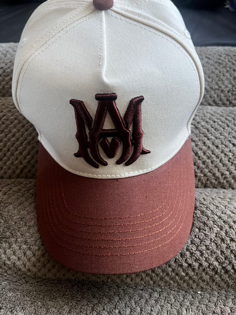 ほ*様 AMIRI ロゴ刺繍 キャップ ホワイト/ブラウン AMIRI ロゴ エンブロイダリー コットン&メッシュ キャップ 人気 (AMIRI