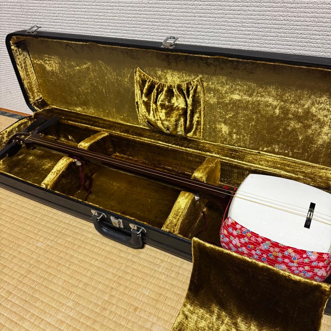 三味線中棹東さわり紅木1本溝糸まき素六破れ有りハードケース付き