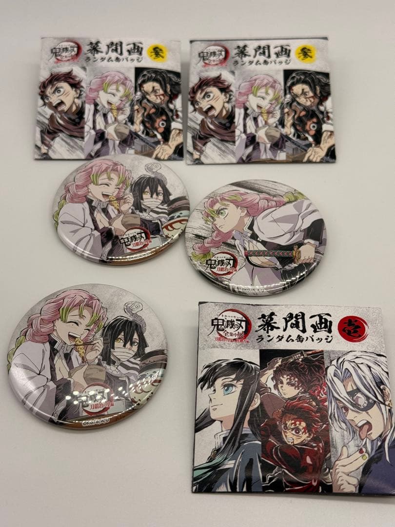 鬼滅の刃 刀鍛冶 全集中展 幕間画 缶バッジ 参 甘露寺蜜璃 伊黒小芭内 鬼滅の刃 全集中展 幕間缶バッジ 甘露寺 蜜璃 伊黒 小芭内 幕間画