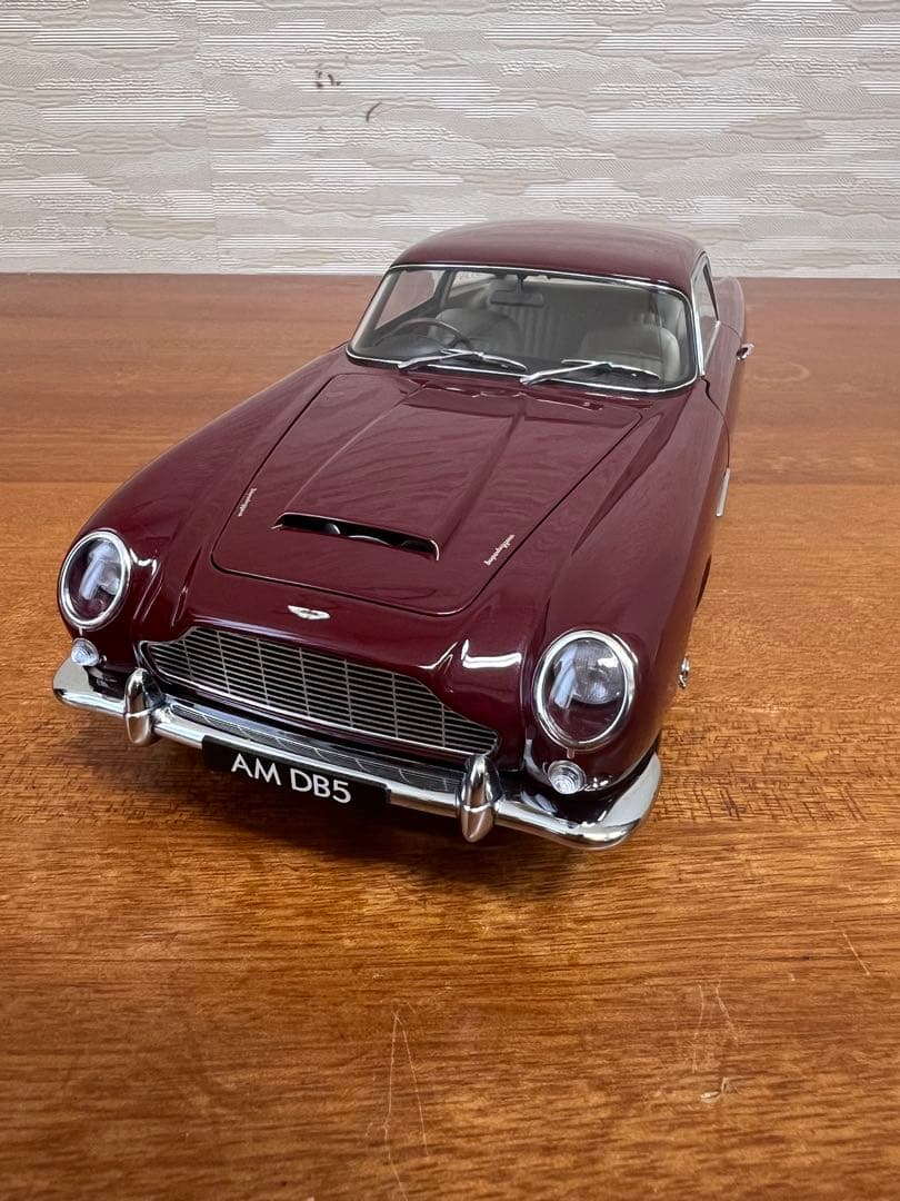 No551 ミニカー1/18箱無し AUTO art Aston Martin