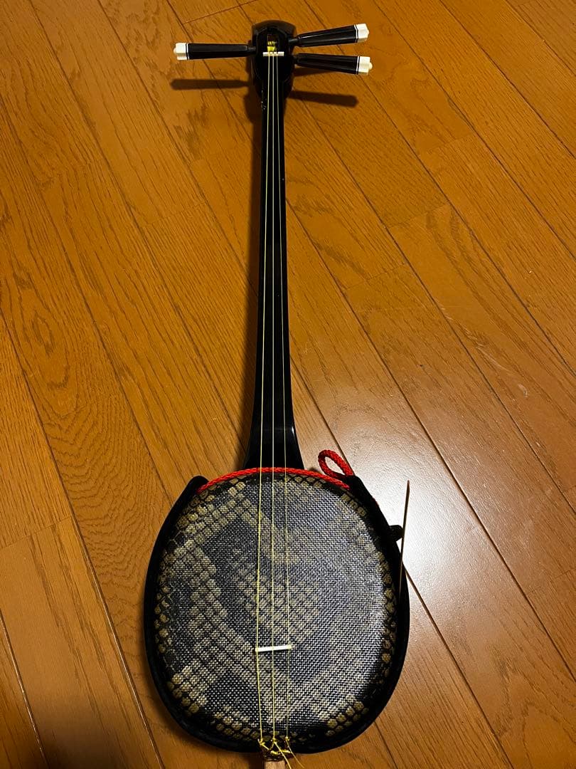 (即購入可能)沖縄購入の三線 全長74センチの一回り小さいサイズ ほぼ新品