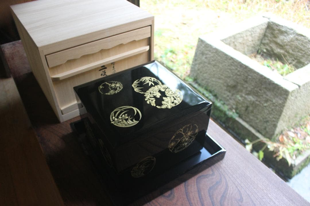 新品並！端正な内朱黒漆に極上四君子丸沈金の映える台付二段重（検輪島塗蒔重箱お重 丸二段重箱 波に葦沈金 473,000円（税込） | 輪島塗の塗師屋 輪島漆器