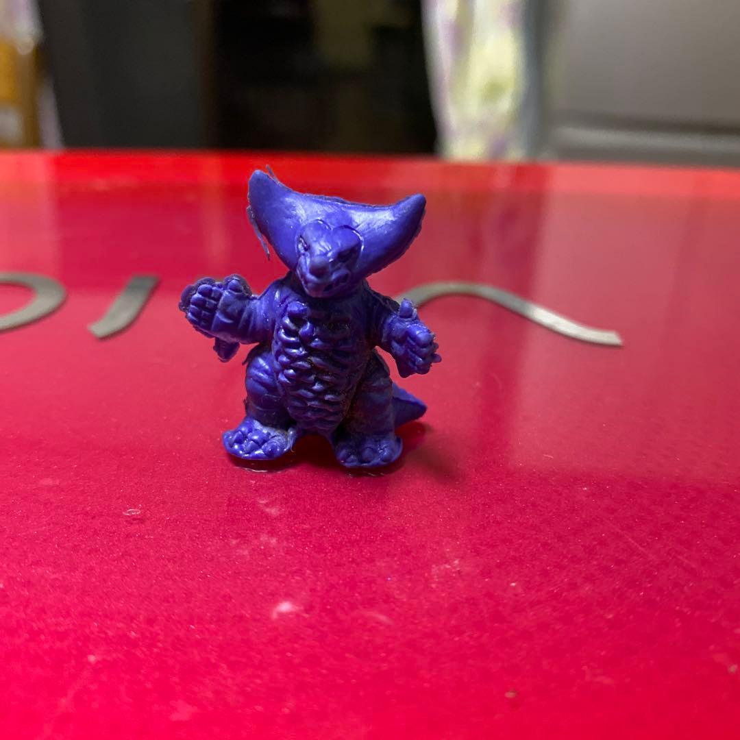紫色の怪獣フィギュア　　　ゴモラ
