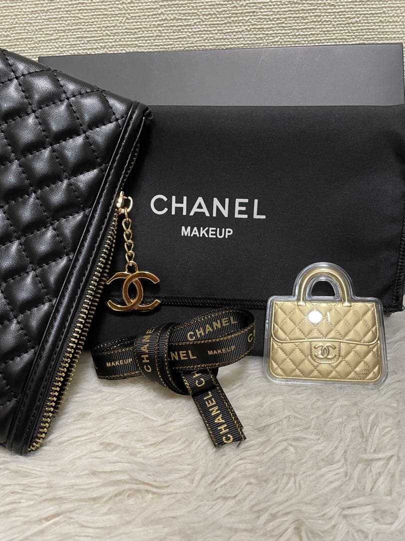 CHANELノベルティキルティングポーチとゴールドのバッグチャーム