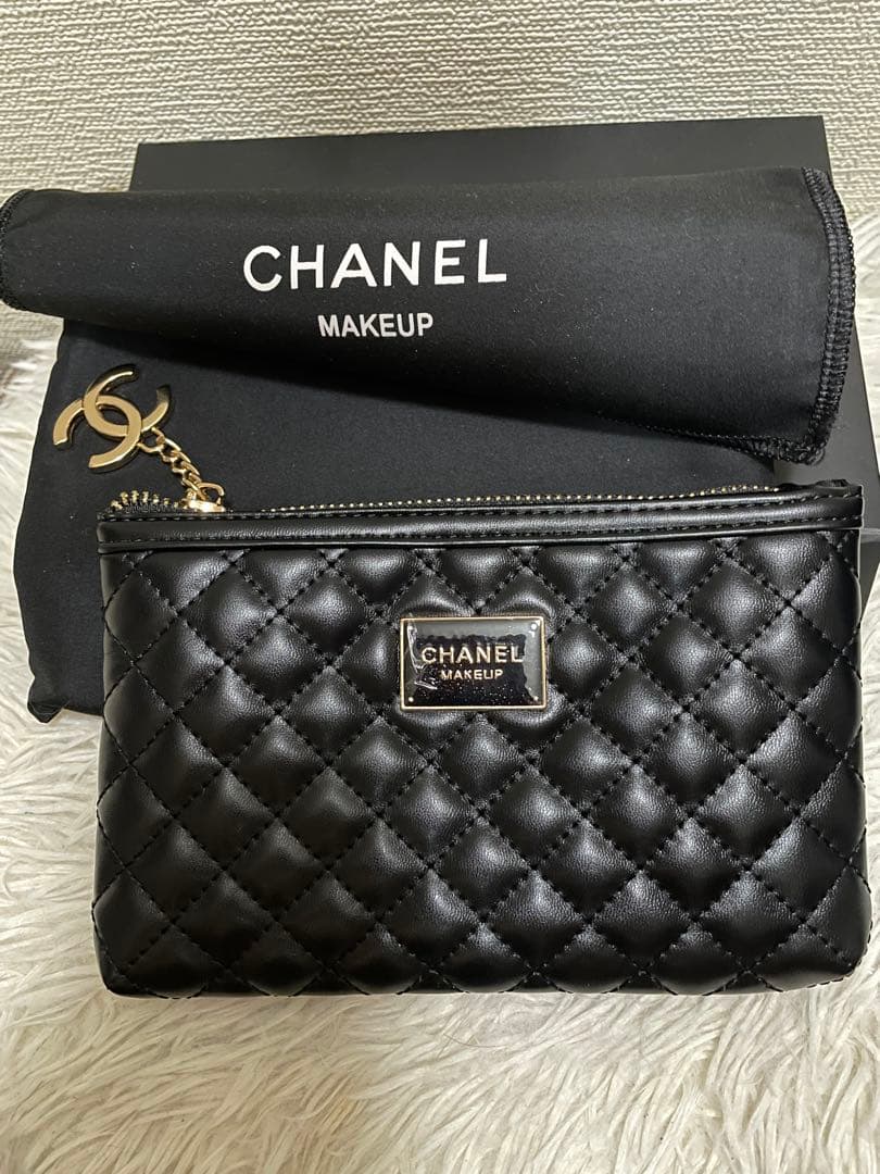 CHANELノベルティキルティングポーチとゴールドのバッグチャーム