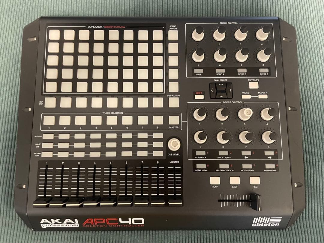 APC40 - AKAI Professional コントローラー Amazon | AKAI MIDIコントローラ APC40 | MIDIコントローラー | 楽器