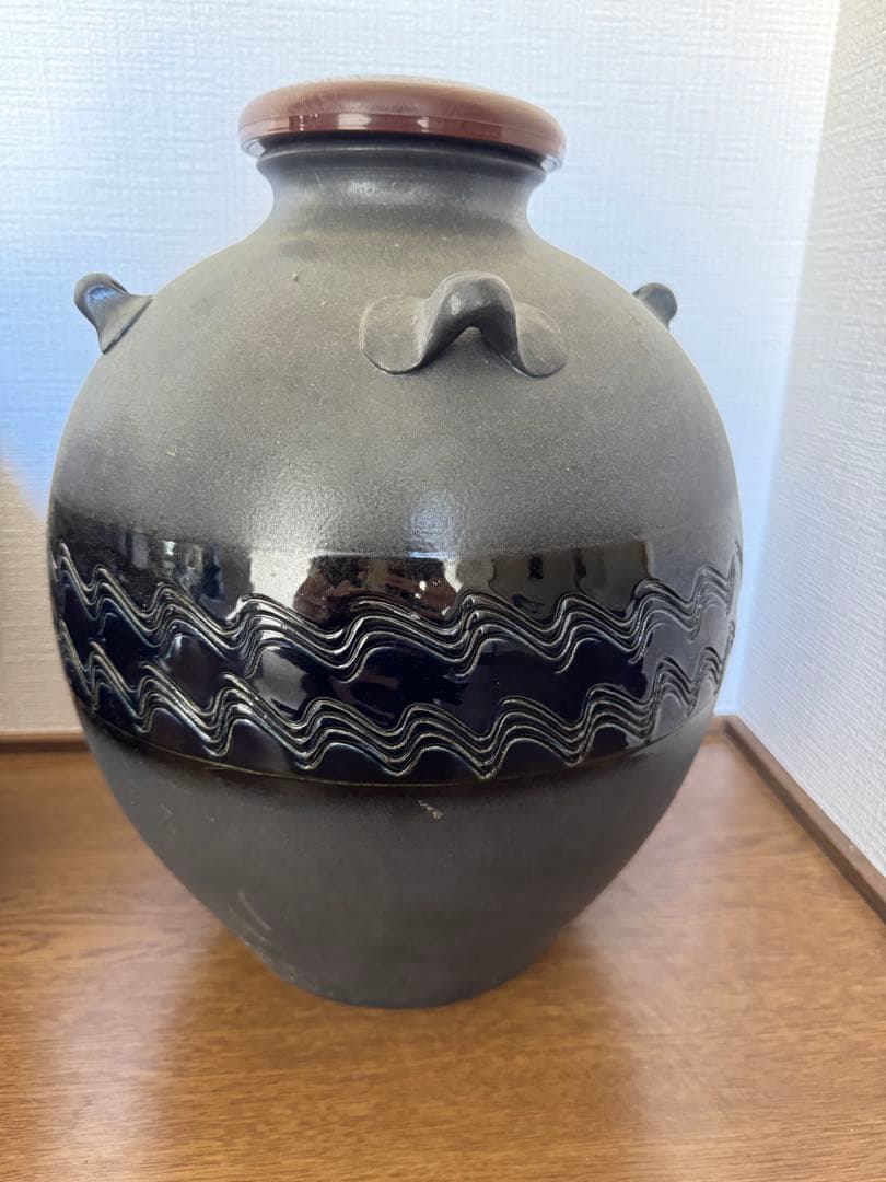 波状模様の陶器壺 木製蓋付き 陶器 壺蓋付き 黒 一枚板テーブル・無垢材家具の祭り屋