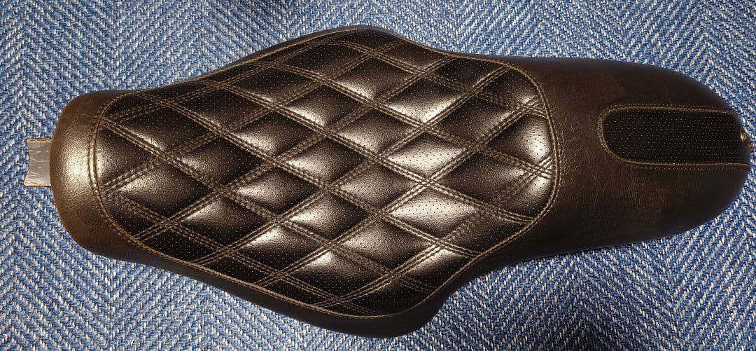ハーレー　スポーツスター　シート　ローランドサンズデザイン