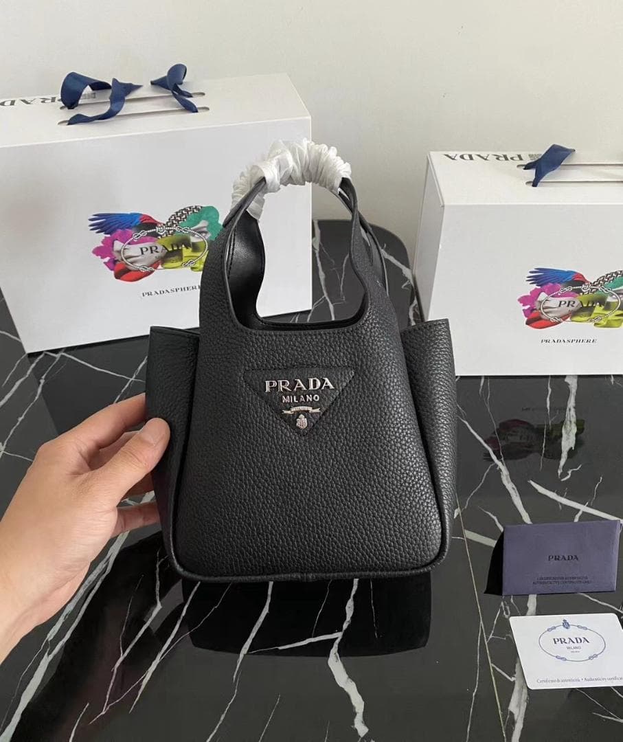 PRADA 黑い革のハンドバッグです