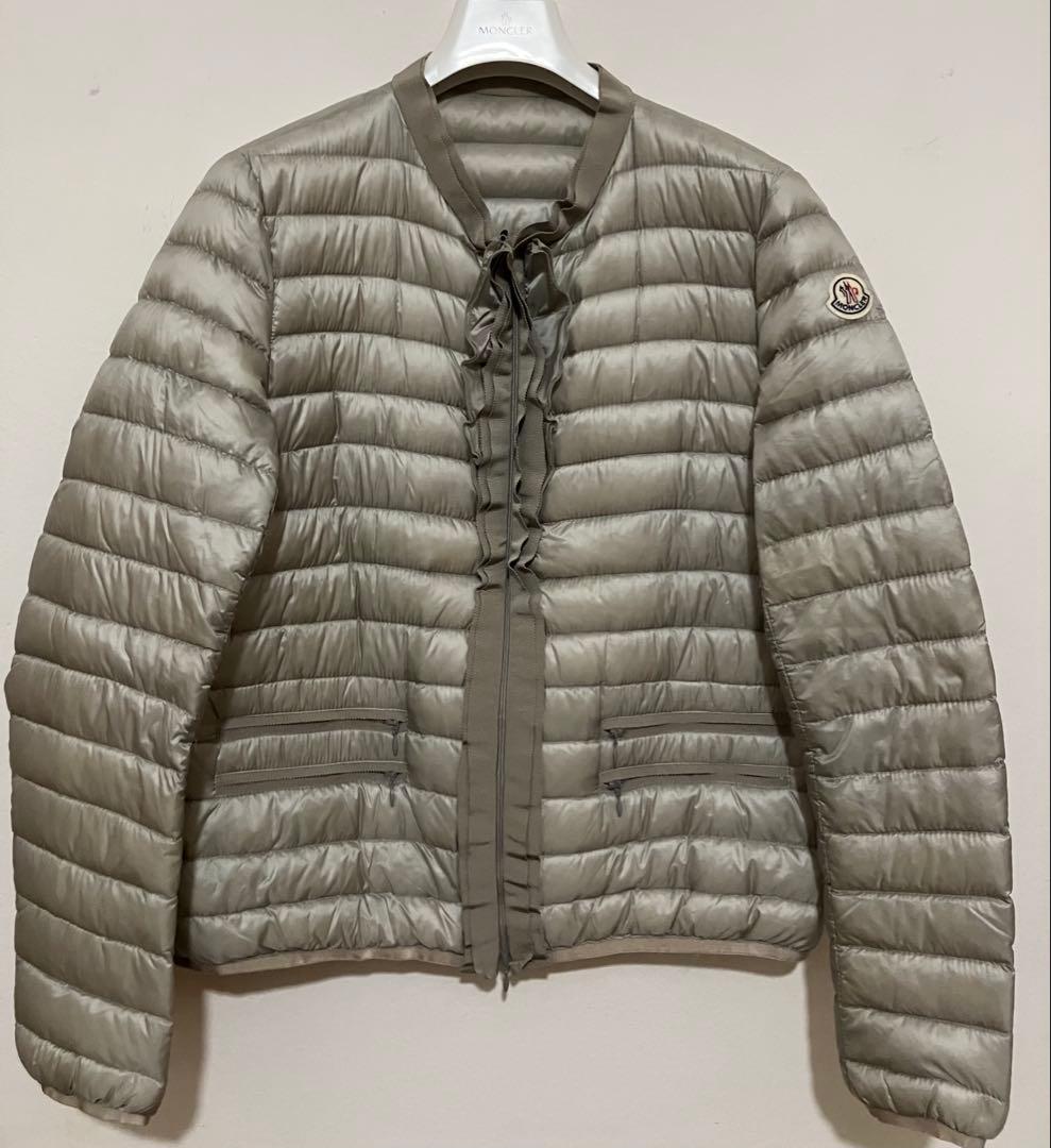 Moncler モンクレール　リボンフリルノーカラーライトダウンジャケット