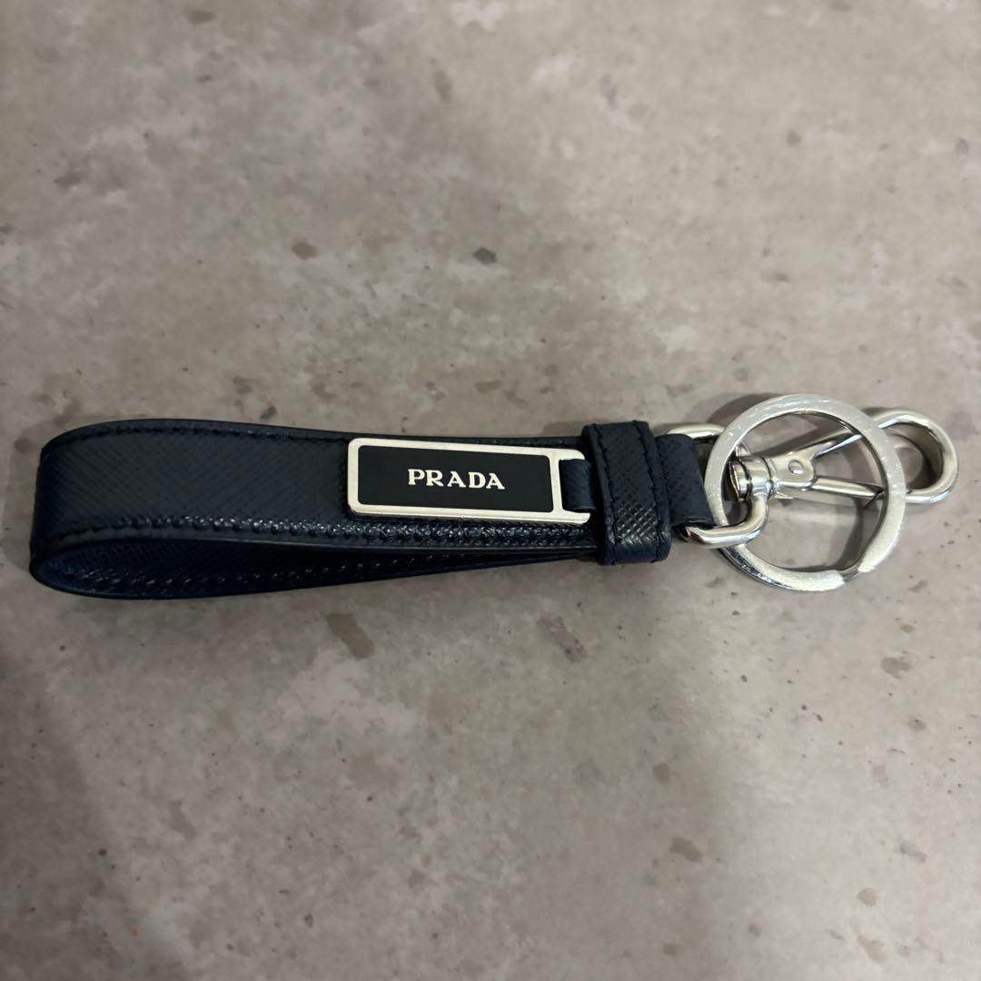 やんぬPRADA キーリング　ネイビー プラダ PRADA キーリング キーホルダー サフィアーノ トライアングル
