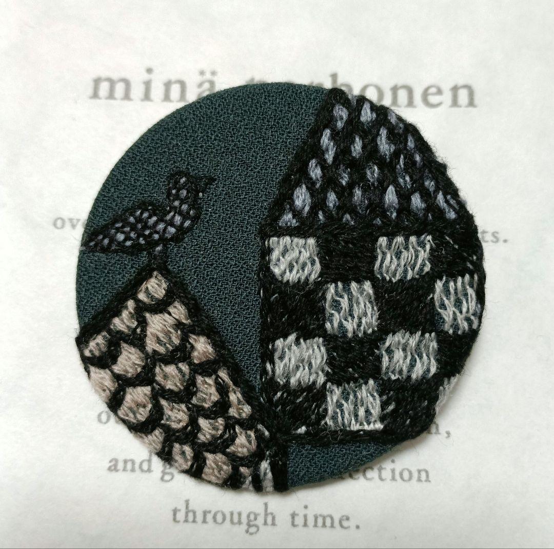 ミナペルホネン village サンキューベリーバッジ - メルカリ