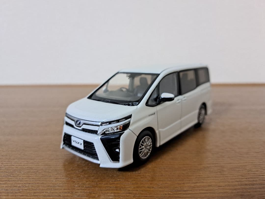 ヴォクシー　カラー　サンプル　ミニカー　ホワイト　パール　 070