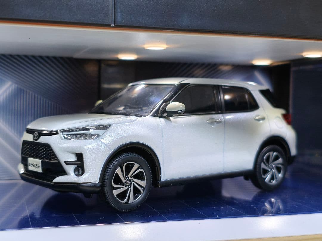 トヨタ RAIZE カラーサンプル　1/30　ミニカー　非売品　ライズ