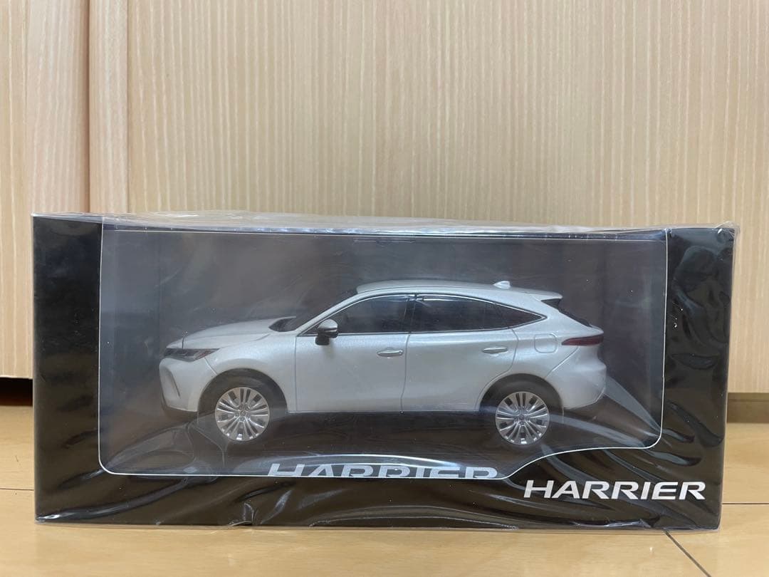 トヨタ カラーサンプル ハリアー ホワイトパールクリスタルシャイン Amazon | 1/30 トヨタ 新型 ハリアー HARRIER 2020 カラーサンプル