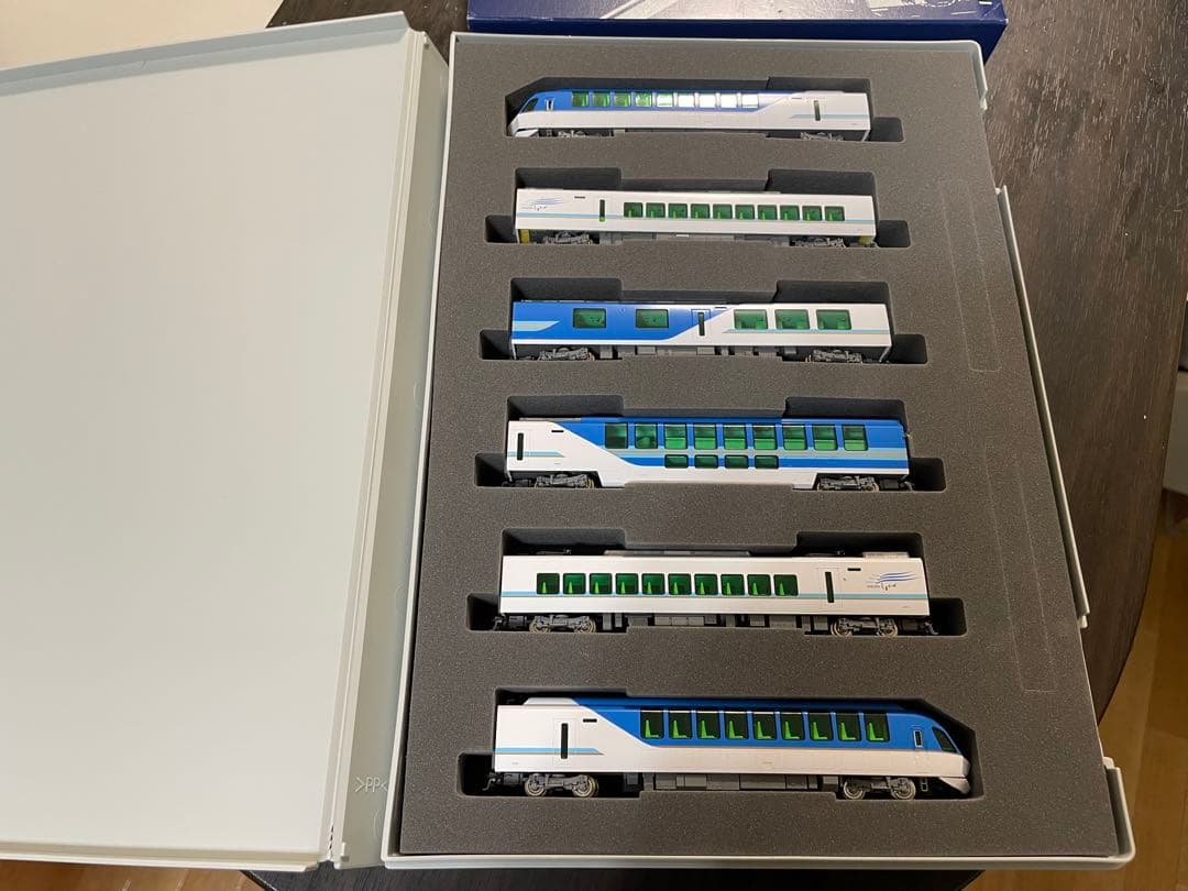 近鉄50000系「しまかぜ」 マイクロエース製室内灯装備編成 トミックスの近鉄50000系しまかぜ限定品の走行時に色が変わる独特