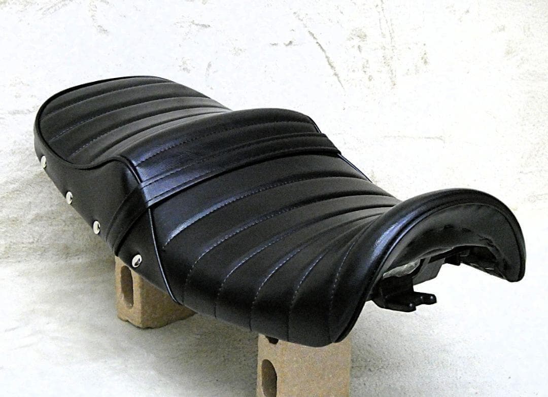 NC39 NC42タックロール シート　黒皮ボタン/CB400SF