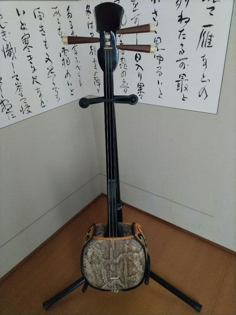 【沖縄音楽】沖縄 三線 （本蛇革）布袋、替え弦、爪、教則本、工工四楽譜付きCD 三線TAB譜と工工四で簡単に弾ける！ 沖縄三線ソロで奏でる クラシック