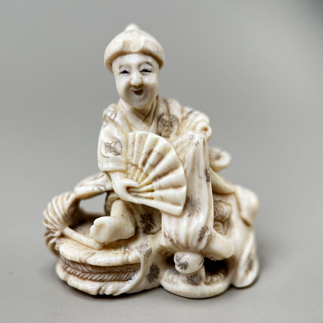 子供の像 扇子付き極上　根付　天然素材アンティーク骨董　飾り物古美術置物細密細工