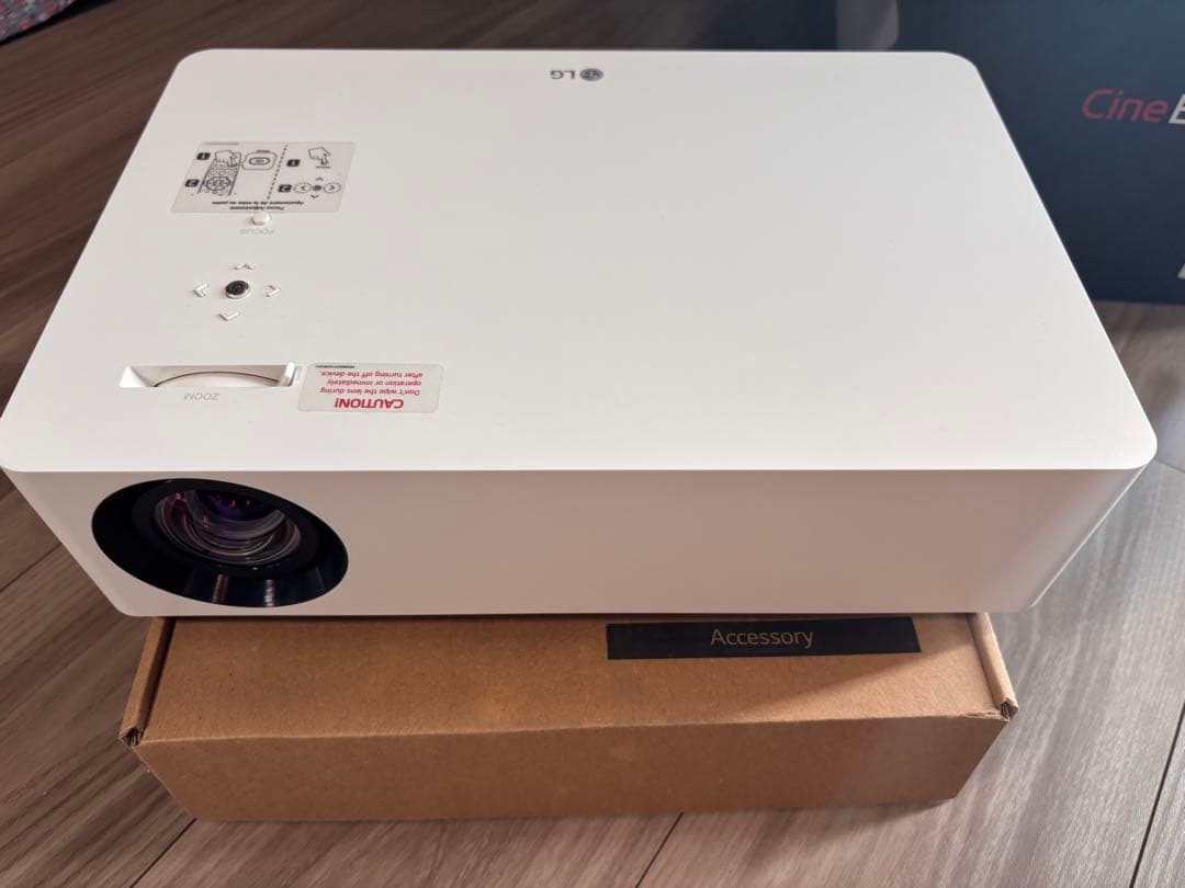 LG Cine Beam HU70LS 4K対応プロジェクター