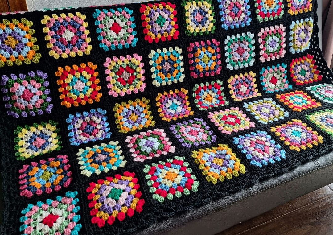 手編みモチーフマルチカバー 手編みのマルチカバー レースモチーフ編み - メルカリ