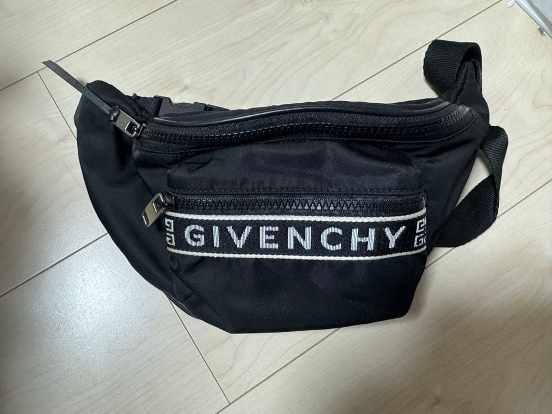 GIVENCHY 黒 ボディバッグ