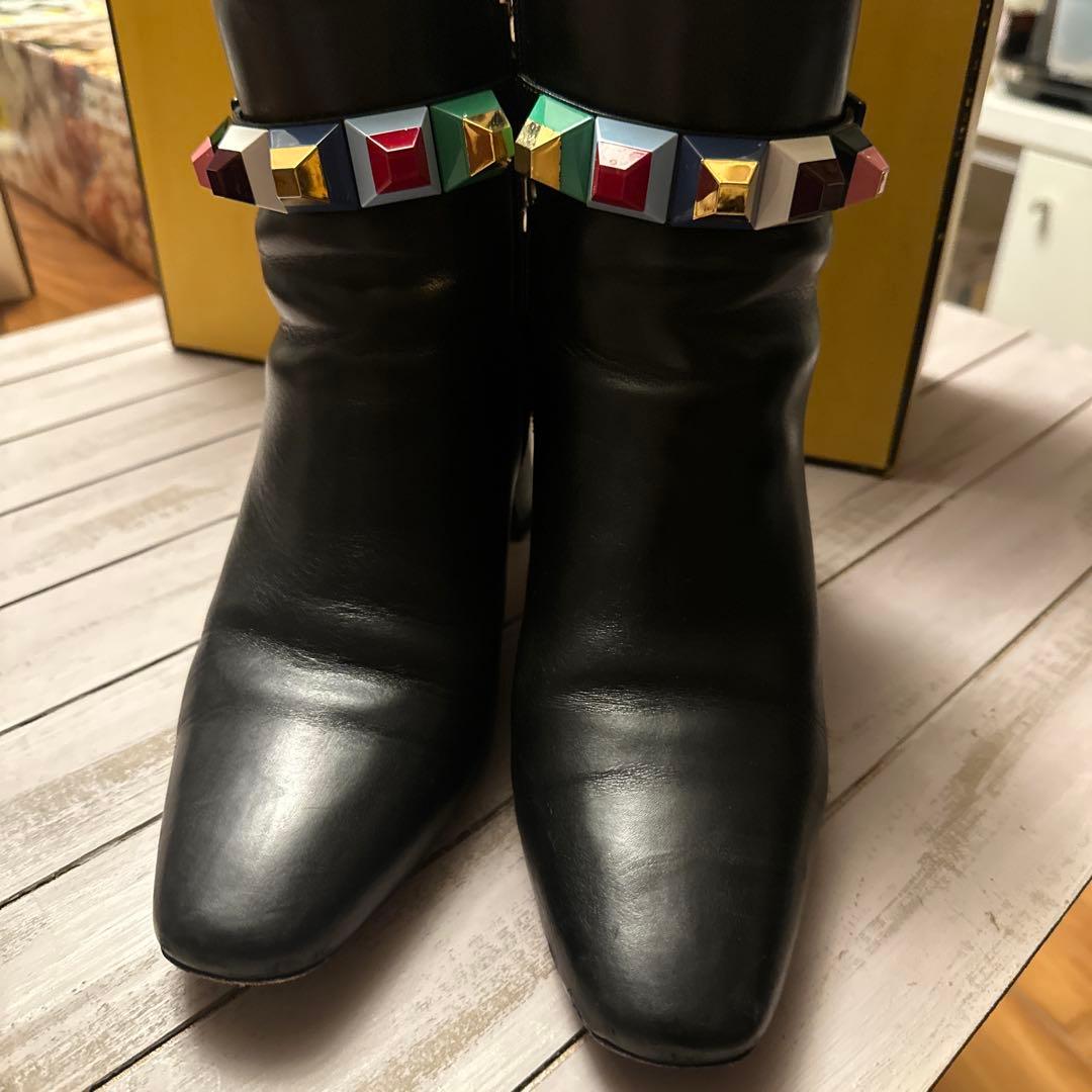 FENDI ブラックレザーショートブーツ　 スタッズ付き