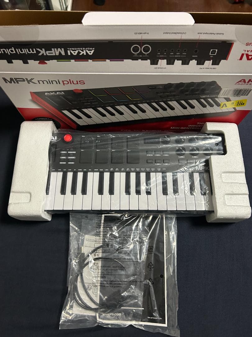 AKAI MPK mini Plus MIDIキーボード 37鍵 【美品】 AKAI MPK mini plus 37鍵USB MIDIキーボード・コントローラー【梅田店