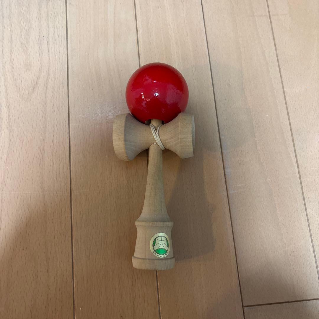 赤いボールの木製けん玉 木のおもちゃ 競技用けん玉 大空 赤(1個入) : 堀商店Yahooストア