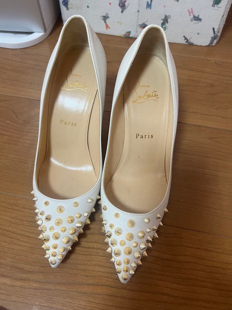 Christian Louboutin ホワイトスタッズハイヒール値下げした