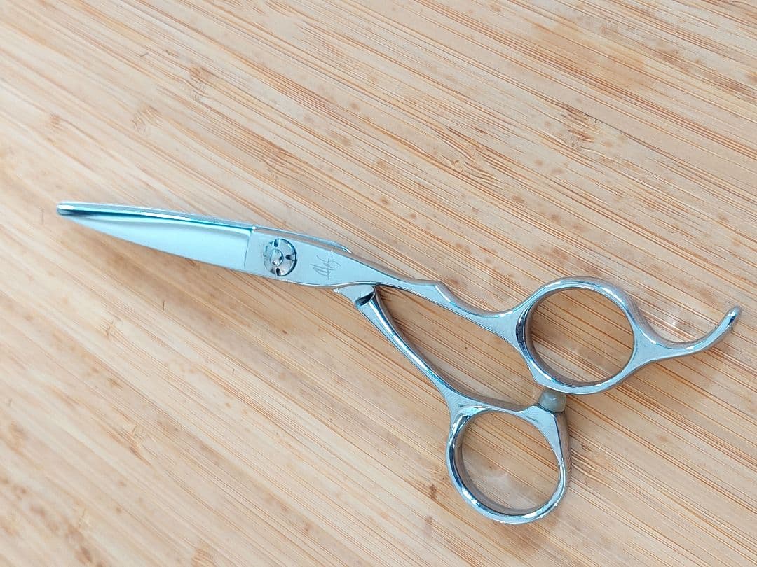 新品未使用　カットシザー　ハサミ　女性や手の小さい方に最適サイズ　プロ使用長持ち