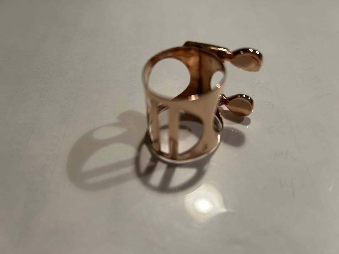 アトリエモモ　リガチャー　B♭クラリネット用　NSタテ（PG） アトリエモモ B♭クラリネット用リガチャー 横型 真鍮 GP【西巣鴨