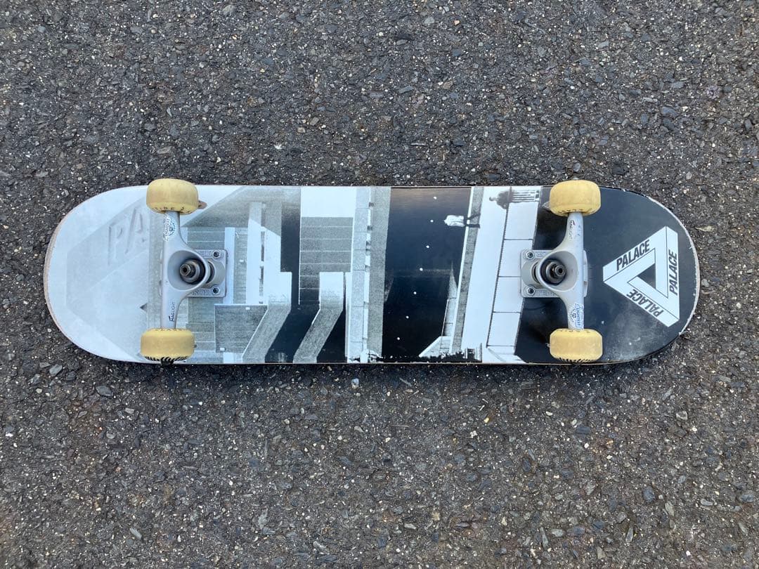 正規品　パレスロンドン　スケートボード　約３万円相当
