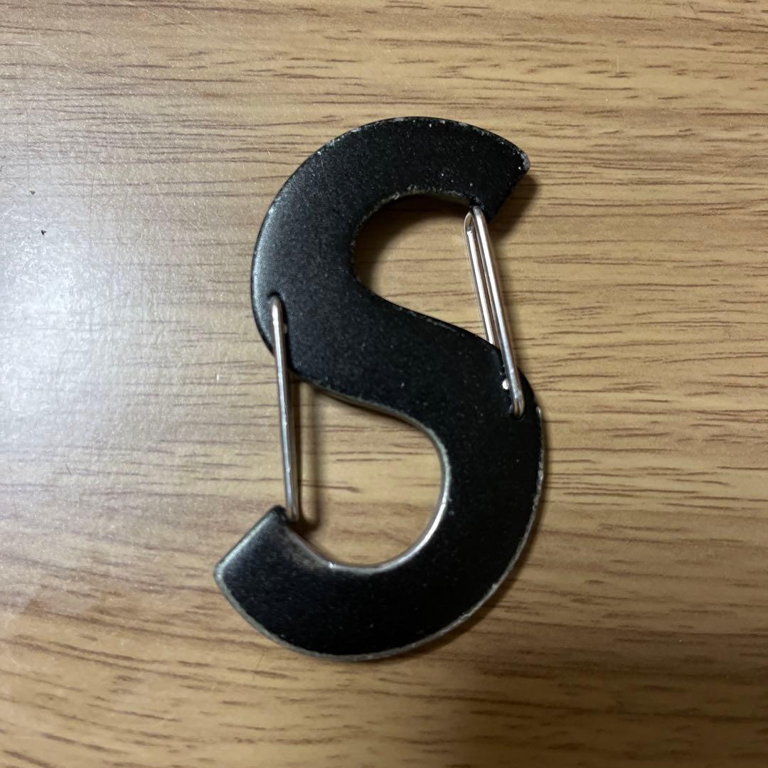 supreme sロゴ カラビナ - メルカリ