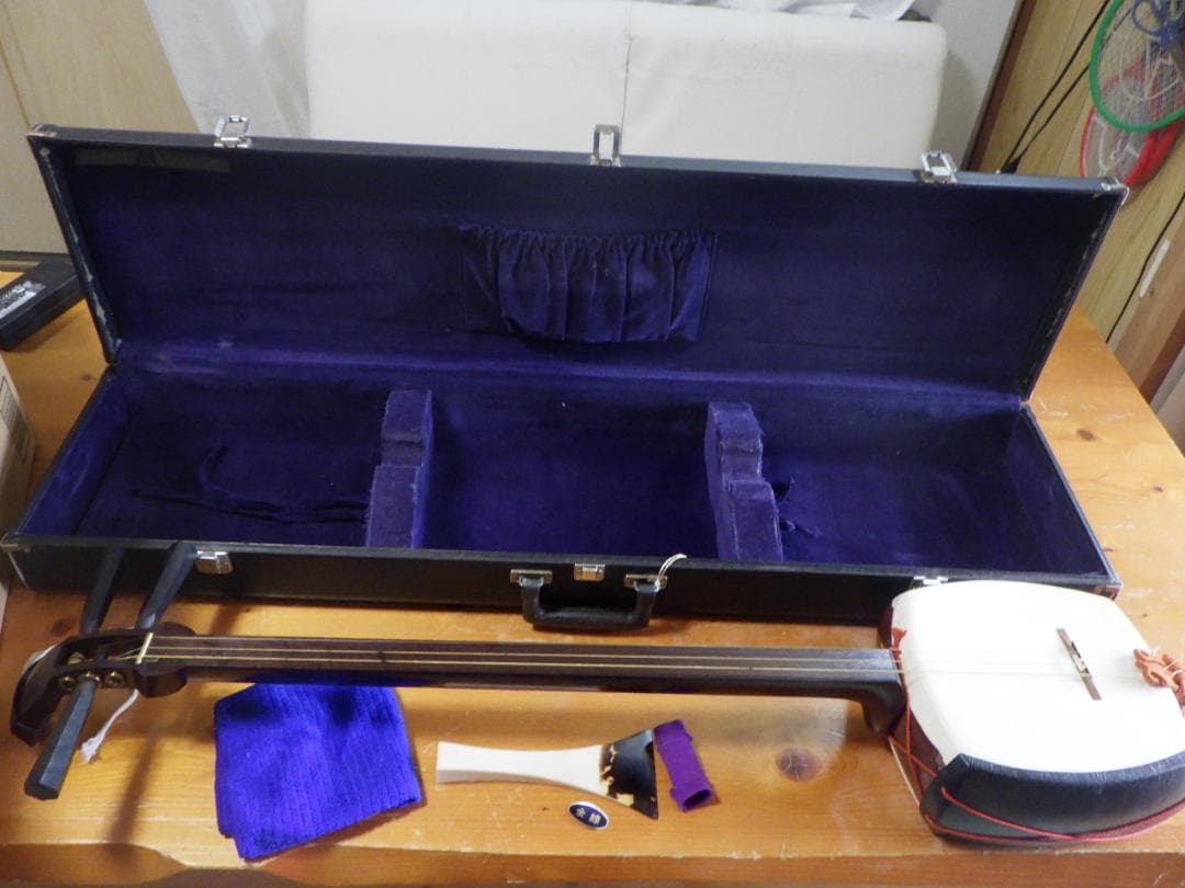 津軽三味線太棹年代物骨董品.金細皮破れなし.ハードケース付