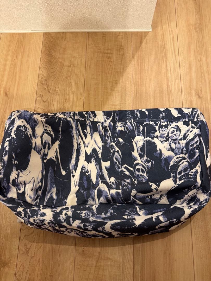 ABSOLUTELY FUCKING BITCHのメッセンジャーバッグ