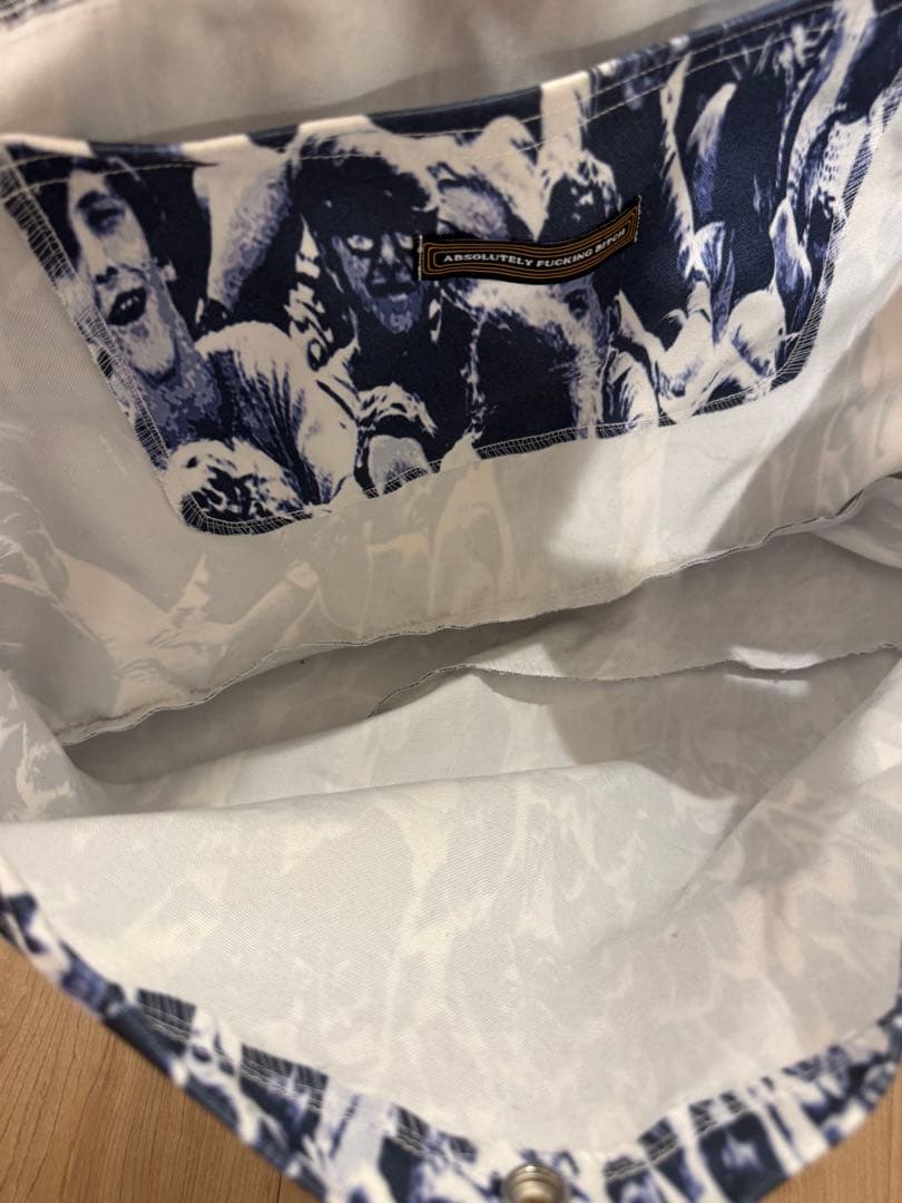 ABSOLUTELY FUCKING BITCHのメッセンジャーバッグ