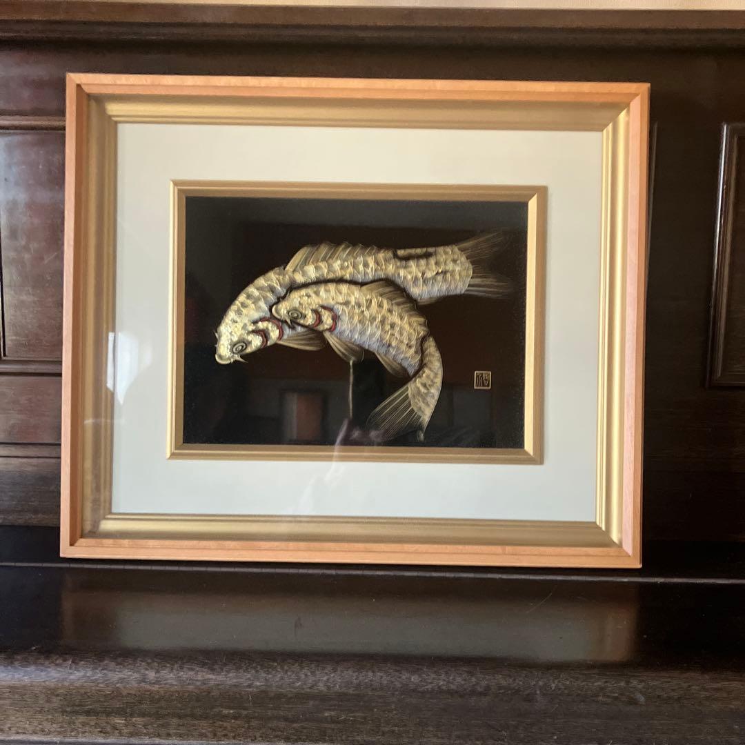 日本画。双鯉の漆絵。小西啓介作。木製フレーム付き