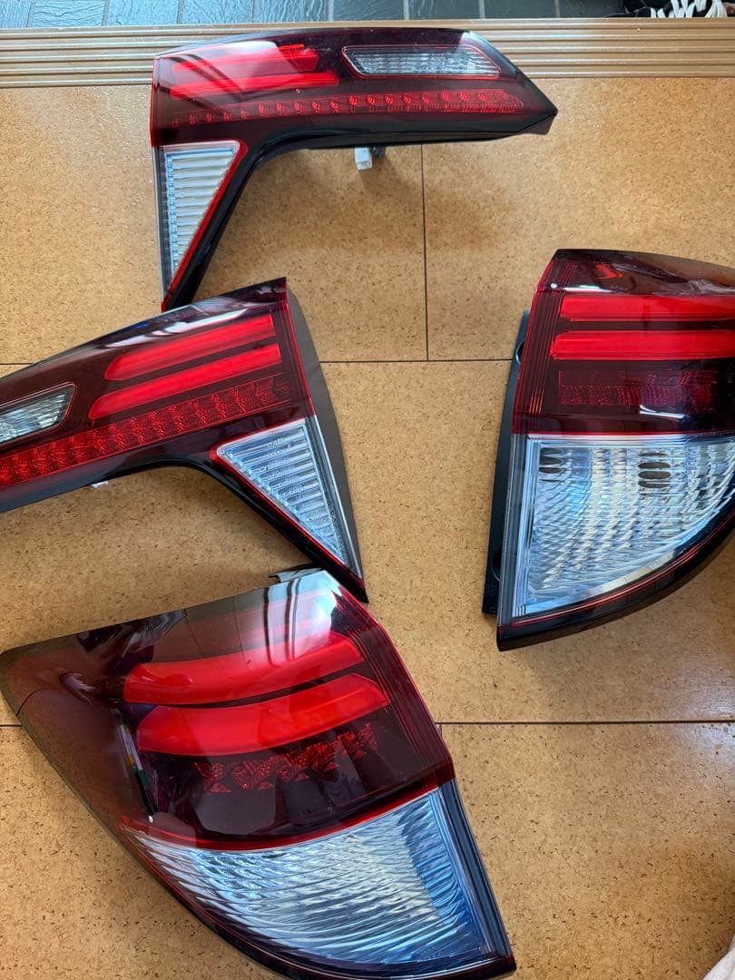 ヴェゼルru3 テールランプ 4個セット レッド/クリア ヴェゼルru3 テールランプ 4個セット レッド/クリア ヴェゼルru3