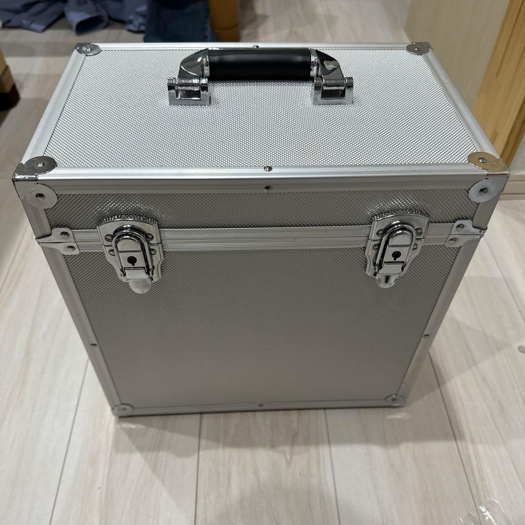 シルバーアルミニウムケース 鍵付き　レコードケース