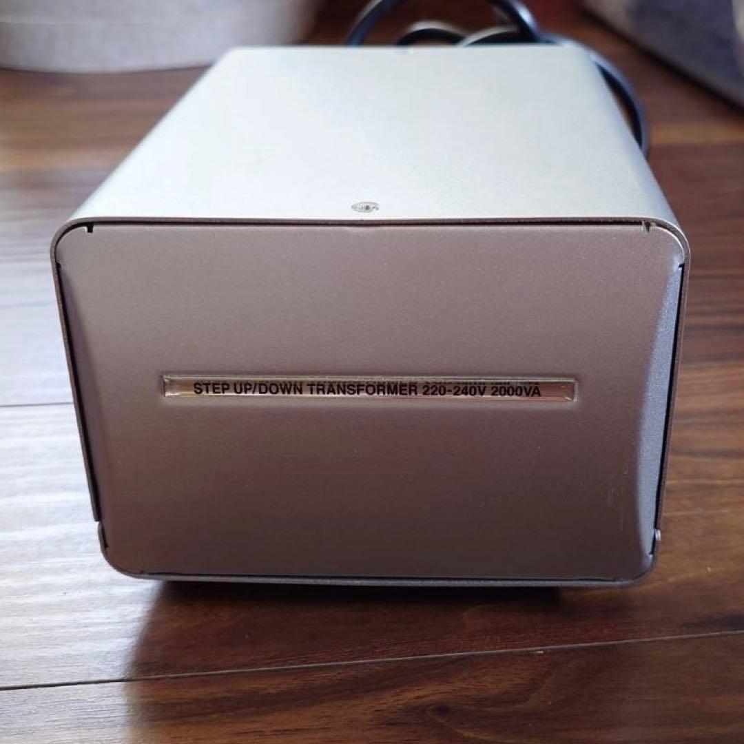 カシムラ　海外国内用型変圧器TTS-151c 2000VA