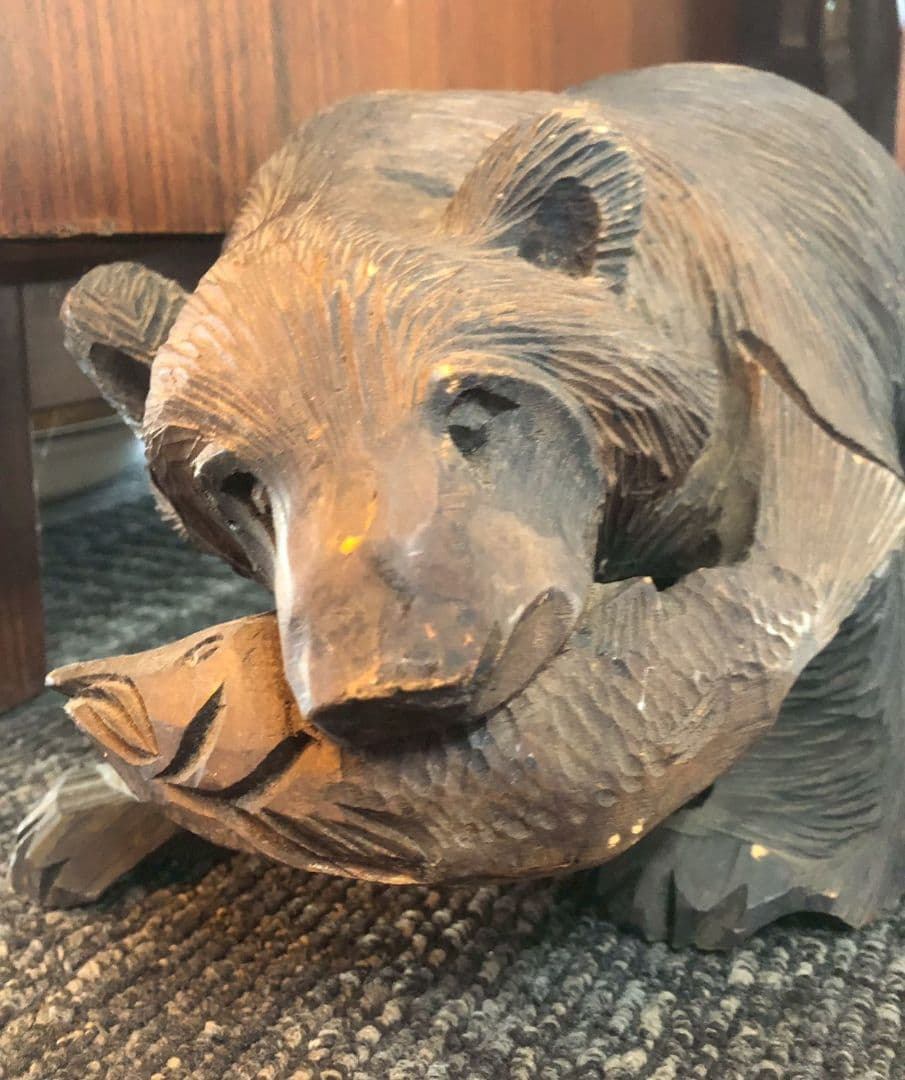 木製クマの彫刻 魚を持つ - メルカリ