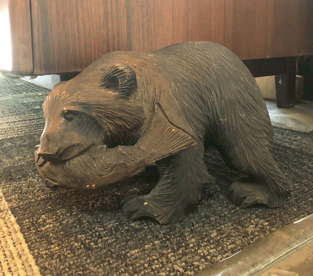 木製クマの彫刻 魚を持つ - メルカリ