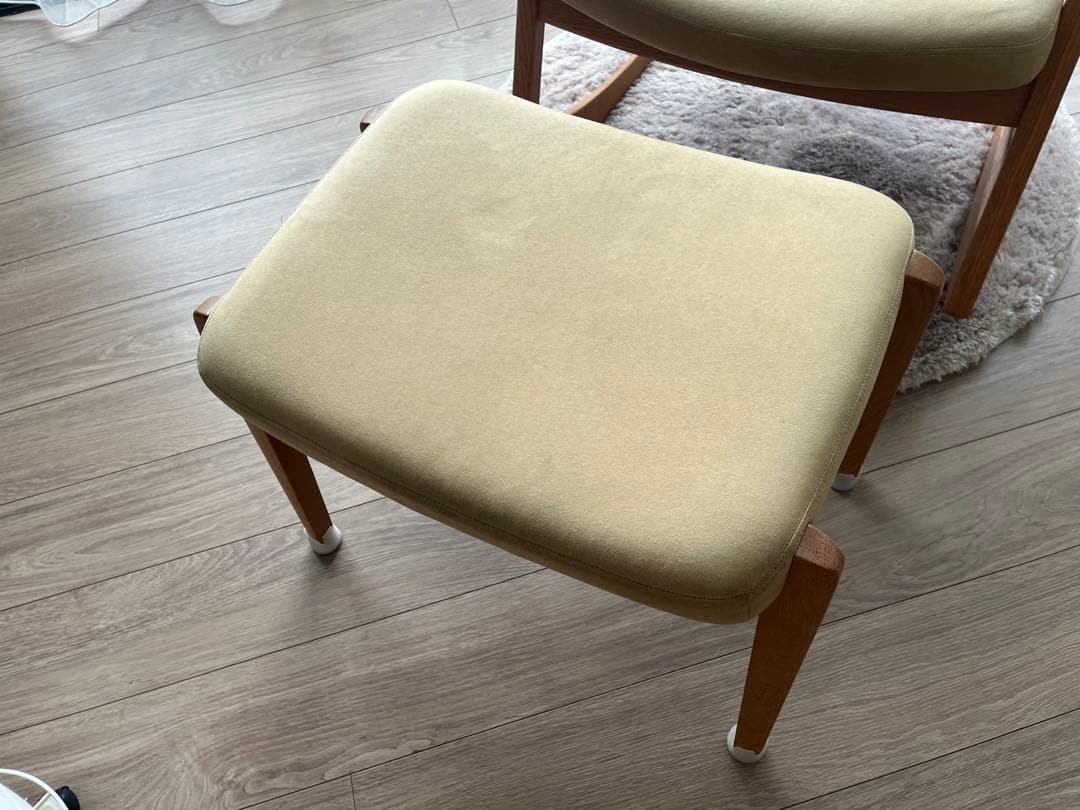 ベージュ布張りオットマン