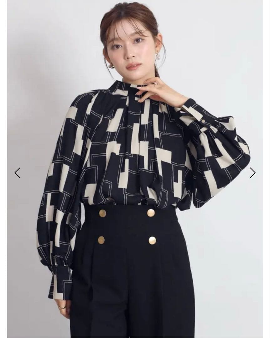 FENNELジオメトリックネックタックボリュームブラウス