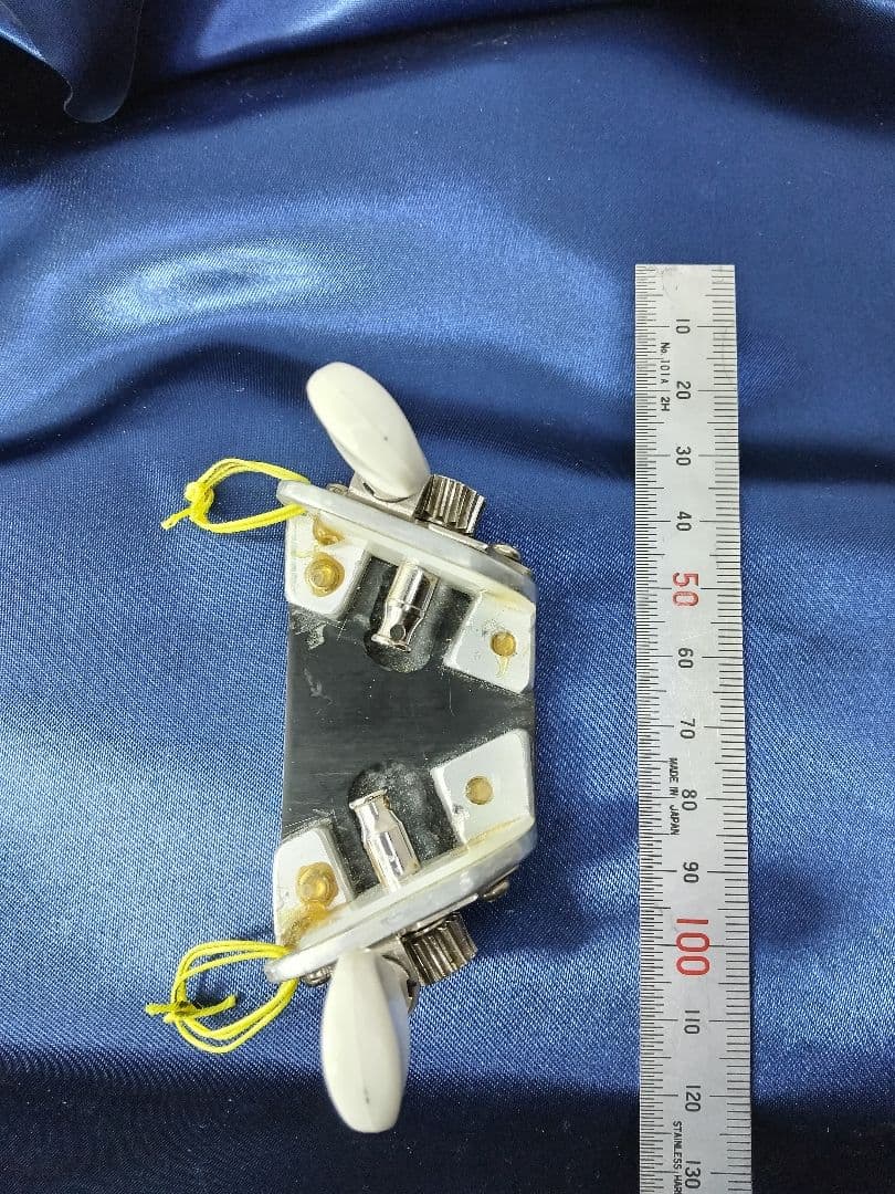 八雲琴・ 二弦琴の ペグを組み込んだ 糸巻き装置