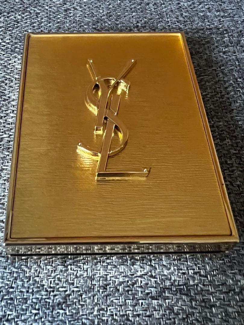 【限定品】イヴサンローラン クチュールミニクラッチ 025 アイシャドウ 新色登場】クチュール ミニ クラッチ（アイシャドウ）｜Yves Saint